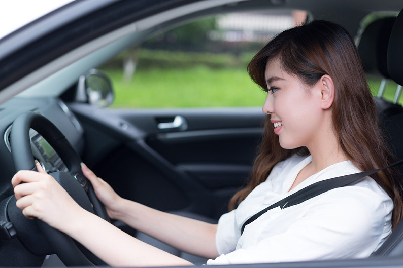 亚洲女性_驾驶_汽车_美女_年轻_高清图片_全景视觉