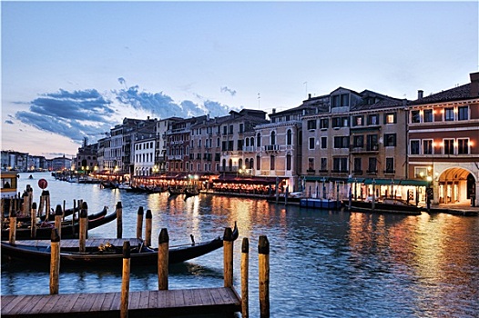 威尼斯,意大利威尼斯,意大利意大利威尼斯意大利,威尼斯夜晚,侧面