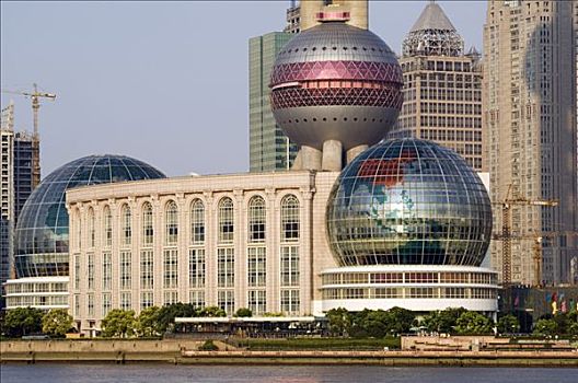 现代建筑,堤岸,黄浦江大剧院中华艺术宫中华艺术宫上海浦东上海南浦