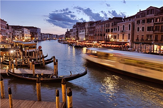 威尼斯,意大利意大利威尼斯风情,从游船上远眺夕阳下的威尼斯标志性