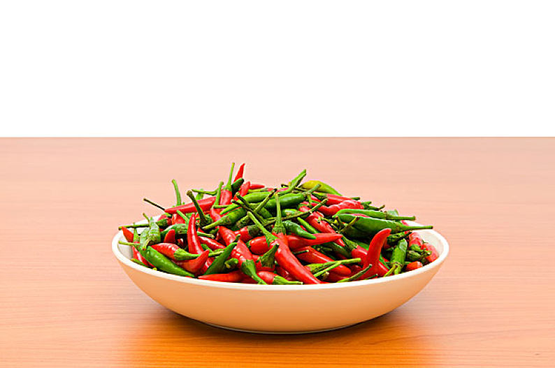 辣椒_盘子_木桌子_高清图片_全景视觉