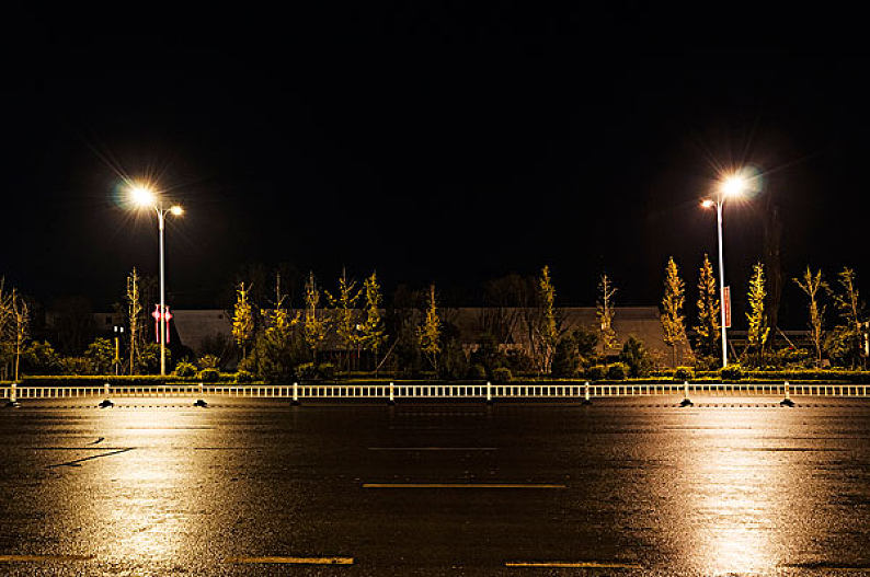 城市夜晚的道路