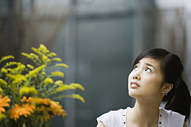 美女_仰视_抬眉_高清图片_全景视觉