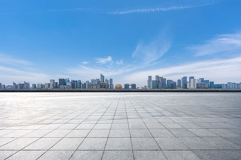 空旷广场与城市天际线
