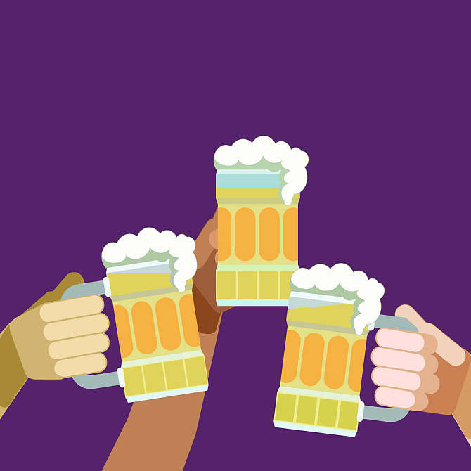 三个_啤酒杯_手臂_拿着_泡沫_啤酒_干杯_高清图片_全景视觉