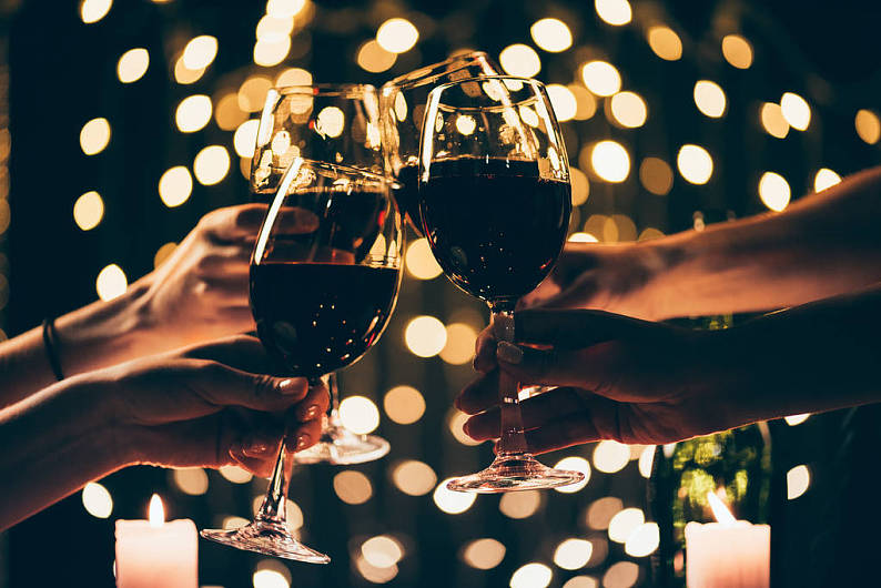人_碰杯_四个人_红酒_正面_背景_高清图片_全景视觉