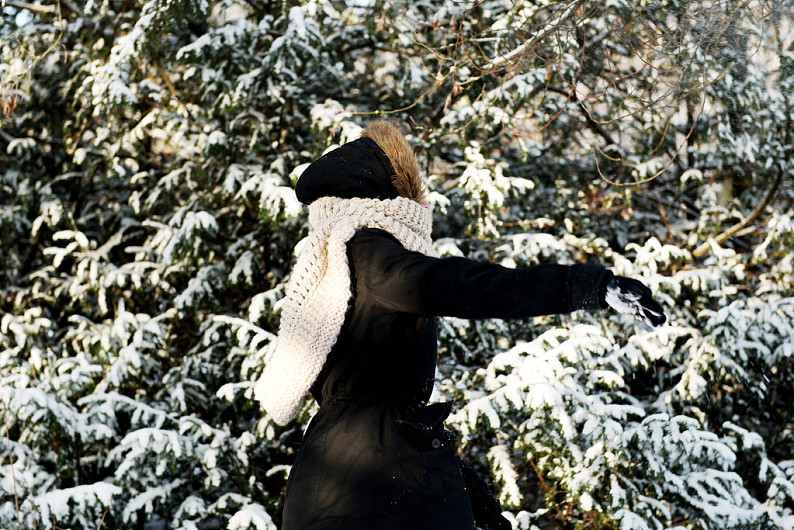 美女_投掷_雪球_青少年_女人_玩_打雪仗_高清图片_全景视觉