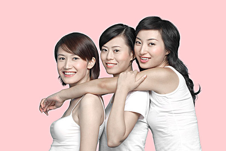手搭肩膀的三个女孩_高清图片_全景视觉