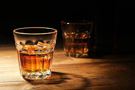 玻璃杯,奢华,威士忌杯,威士忌酒,木桌子,特写