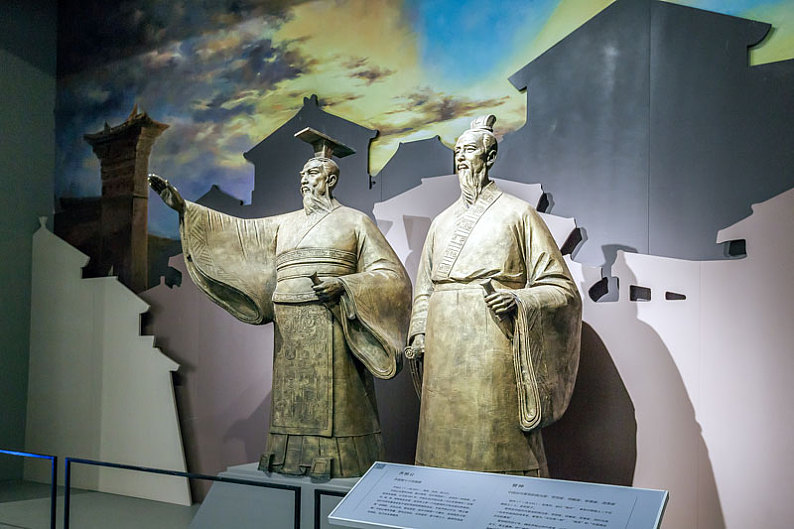 历史人物齐桓公与管仲雕像,山东省淄博市齐文化博物馆_高清图片_全景