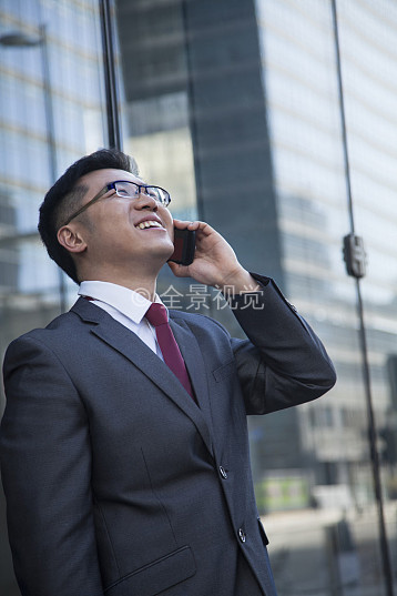 商务人士接电话户外微笑北京仰视