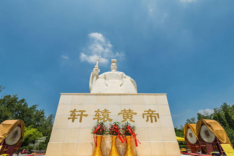 河南郑州新郑黄帝故里的轩辕黄帝石像_高清图片_全景视觉