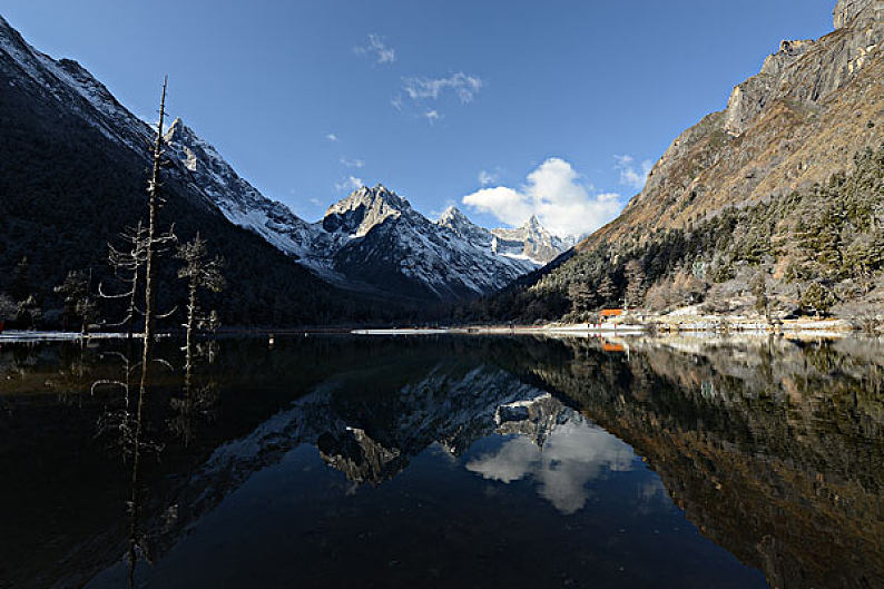 毕棚沟四姑娘山的背景_高清图片_全景视觉