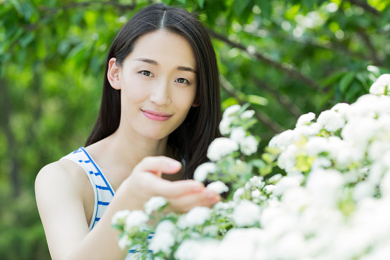 围绕_花_女孩_美女_中国人_站立_一个_高清图片_全景视觉
