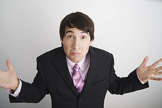 母亲,肩膀,睡觉室内搂着肩膀并排站着的孕妇特写女人,肩部男人,耸肩