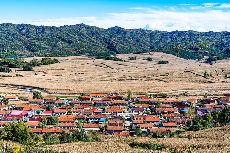 秋季的东北农村村落景观美丽如画 _高清图片_全景视觉