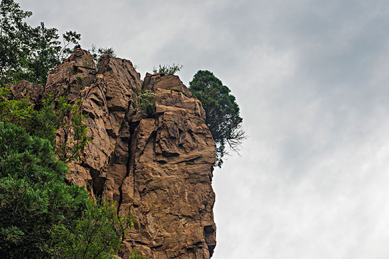 险峻的岩石峭壁_高清图片_全景视觉