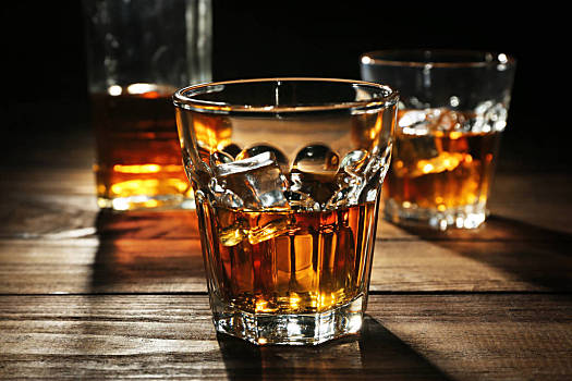 玻璃杯,奢华,威士忌杯,威士忌酒,木桌子,特写