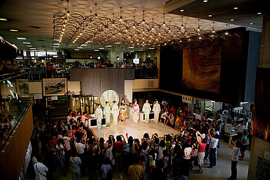 京都府,西阵织和服会馆女性和服展示表演