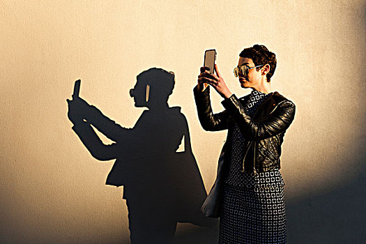 中年,女人,自拍,智能手机,影子,墙壁,旁侧