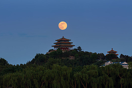 北京景山公园月出