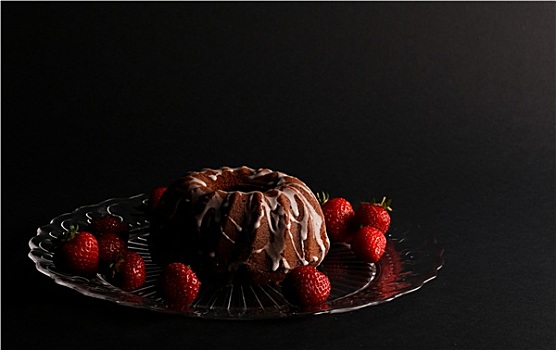 巧克力,蛋糕,糖衣,草莓,玻璃板