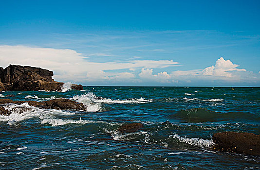 海浪与礁石