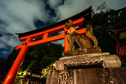 日本京都伏见稻荷大社鸟居与狐狸雕塑夜景