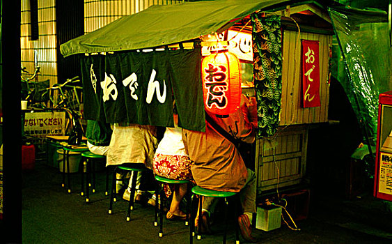 仰视,一半,排,人,后面,吃,日本人,街道,餐馆,遮盖,旗帜,夜晚,福冈,日本,2007年