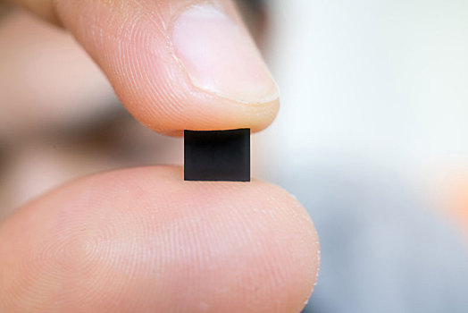 微型芯片展示,手拿着芯片,科技概念