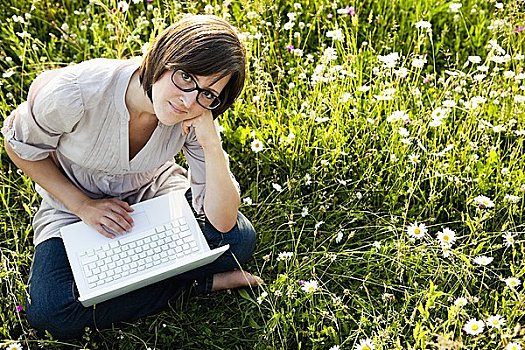 女人,笔记本电脑,野外,草地