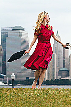 美国,纽约,女人,红裙,享受,自由,下午,曼哈顿,天际线,背景