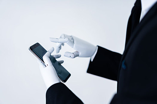 人工智能机器人使用手机