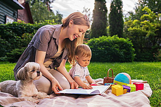 孩子,母亲,1岁,狗,坐,公园,读,书本,母子