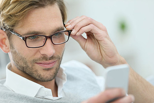 男人,眼镜,读,信息,智能手机