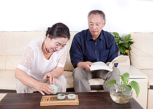 两位老年人喝茶