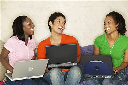 三个女人,年轻,交谈,笔记本电脑