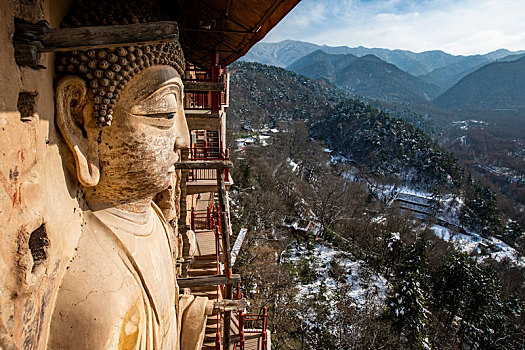 雪中麦积山