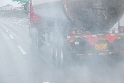 重庆至长沙在雨中g68高速公路上的大货车