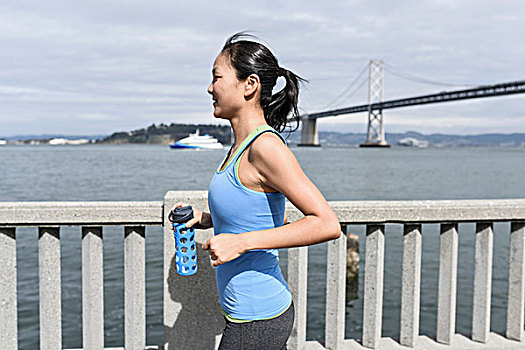 女性,跑步,海湾大桥,背景,旧金山,加利福尼亚