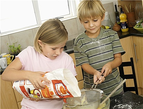 男孩,5-7岁,女孩,6-8岁,制作,蛋糕,搅拌,厨房,倒出,面粉,玻璃碗,倾斜