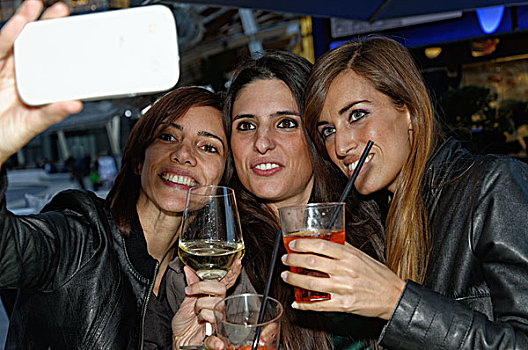 三个,女性朋友,酒吧,自拍,智能手机