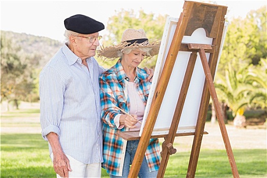 老年夫妇,穿,帽子,上油漆,帆布,公园