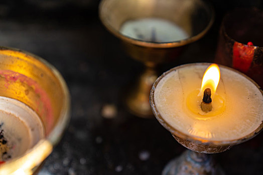 寺院里祈福用的蜡烛