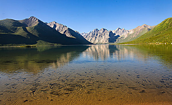 青海久治县年宝玉则山峰