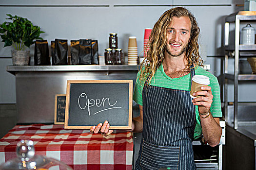男性,职员,拿着,黑板,营业中,一次性用品,咖啡杯,头像,咖啡馆