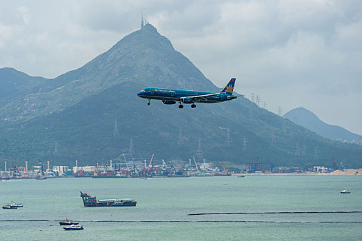 一架越南航空的客机正降落在香港国际机场