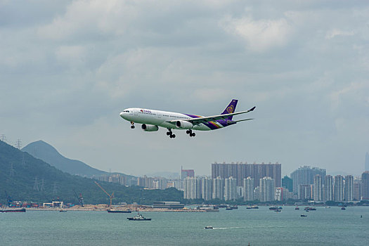 一架泰国国际航空的客机正降落在香港国际机场