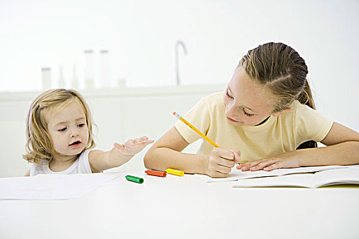女孩,家庭作业,桌子,妹妹,蜡笔画