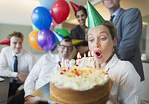 同事,看,职业女性,吹灭,生日蛋糕,蜡烛